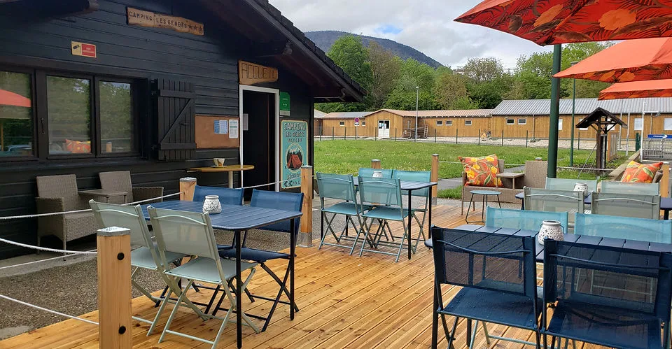 Terrasse de camping dans un cadre verdoyant à Gex